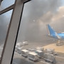 Fiumicino, incendio in aeroporto: il fumo nero invade la pista - Video