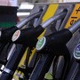 Carburanti, caccia alle risorse per la proroga del taglio delle accise: banche nel mirino della Lega