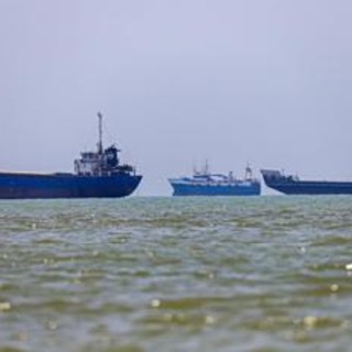 Iran chiude lo Stretto di Hormuz: "Non passa nessuna nave"