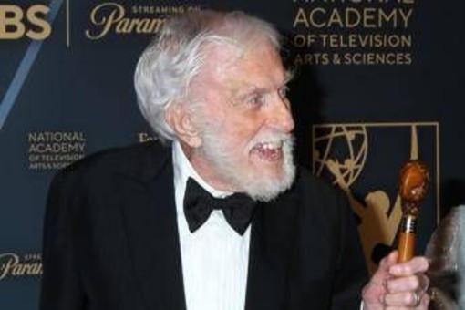 Dick Van Dyke compie 100 anni: "Non è abbastanza, si vuole vivere di più" Dick Van Dyke compie 100 anni: "Non è abbastanza, si vuole vivere di più"