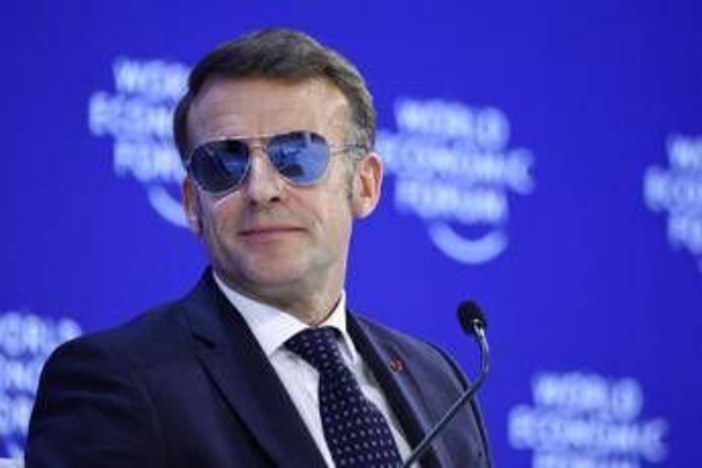 Macron e il 'giallo' degli occhiali a specchio: cosa nascondono per l'esperto