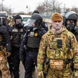 Scontri a Minneapolis, il governatore Walz: "Trump pronto a ridurre gli agenti dell'Ice" Scontri a Minneapolis, il governatore Walz: "Trump pronto a ridurre gli agenti dell'Ice"