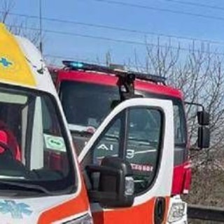 Scontro tra bus pieno di studenti e un'auto ad Arignano, un morto e una ventina di contusi