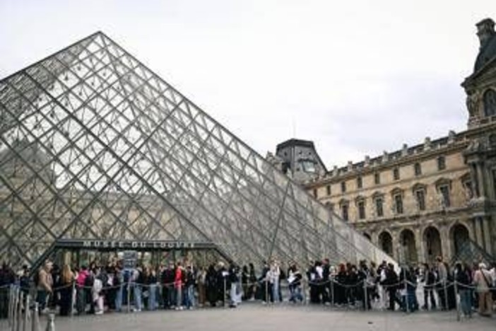 Louvre aumenta del 45% il prezzo dei biglietti per i visitatori extra-europei Louvre aumenta del 45% il prezzo dei biglietti per i visitatori extra-europei