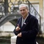 Stefano Benni, oggi la camera ardente: da Pennac a Feltrinelli chi c'era per lo scrittore