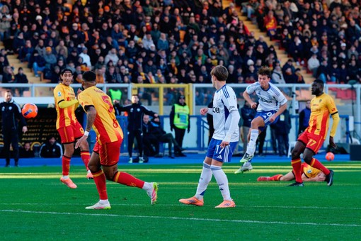 Il Como cala il tris a Lecce e torna alla vittoria Il Como cala il tris a Lecce e torna alla vittoria