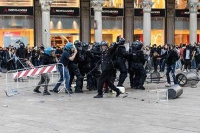 Guerriglia a Milano, ai domiciliari uno dei maggiorenni arrestati per scontri e altri quattro in carcere: la decisione del Gip Guerriglia a Milano, ai domiciliari uno dei maggiorenni arrestati per scontri e altri quattro in carcere: la decisione del Gip