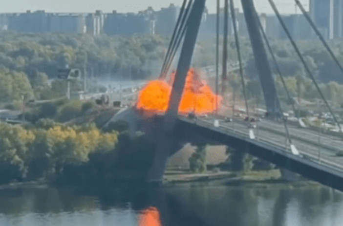 Ucraina, colpito ponte a Kiev nel giorno della visita di Merz. Il cancelliere: "In futuro macchina guerra Russia contro di noi"