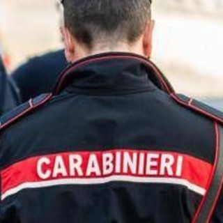 Vuole dare fuoco alla moglie, figlio nasconde accendino fino all'arrivo dei carabinieri Vuole dare fuoco alla moglie, figlio nasconde accendino fino all'arrivo dei carabinieri