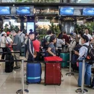 Indonesia, italiano bloccato per stop voli: "Chiusi in albergo con 2 bambine, non sappiamo cosa fare"