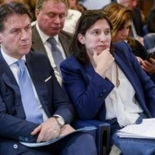 Conte: "M5S non firma programma con armi a Ucraina". Schlein: "Sostegno a Kiev"