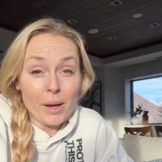 Milano Cortina, Vonn lascia l'ospedale dopo il terribile infortunio: "Ci vorrà un anno per far guarire le ossa"