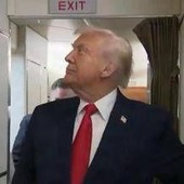 Trump e il bagno occupato sull'Air Force One: &quot;C’è qualcuno lì dentro?&quot;