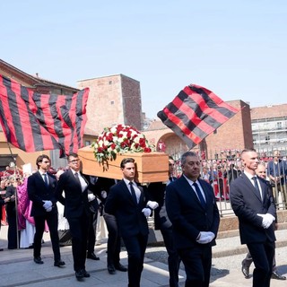 Una marea rossonera per Baresi, a Milano l’ultimo saluto al “Piscinin”