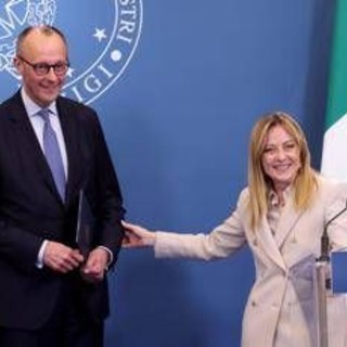 Asse tra Germania e Italia per l'Europa, Macron rilancia con gli eurobond e il 'buy european'