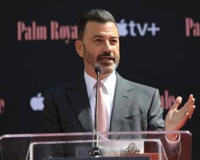 Jimmy Kimmel rinnova il contratto con Abc: &quot;Fino al 2027 o alla fine del mondo&quot;