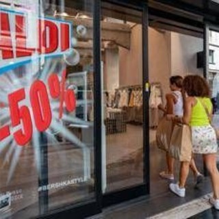 Saldi, come i negozi spingono gli acquisti puntando al cervello (e al cuore) degli italiani