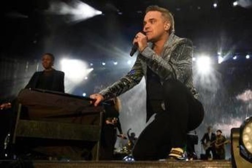 Robbie Williams e lo sfogo sulla malattia dei genitori: &quot;Non sono pronto per questo&quot;