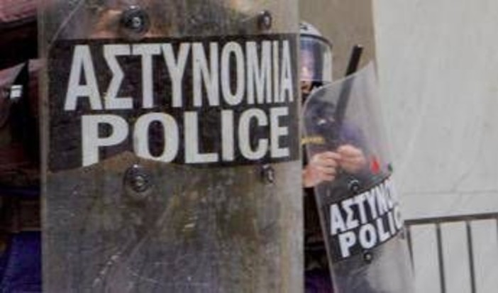 Uomo armato spara nel centro di Atene, almeno 5 feriti