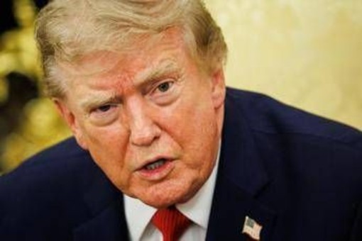 Usa-Iran, scaduta la tregua. Trump ora minaccia l'Oman: "Se vi mettete in mezzo vi bombarderemo" Usa-Iran, scaduta la tregua. Trump ora minaccia l'Oman: "Se vi mettete in mezzo vi bombarderemo"