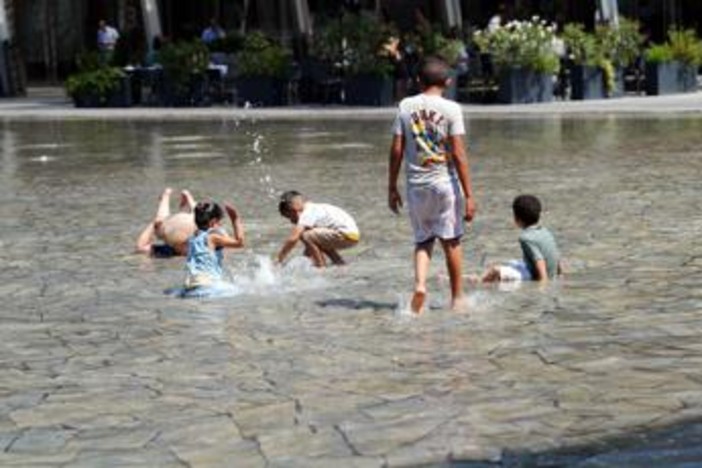 Caldo estremo, ancora afa record dopo il picco di oggi: cosa succede nel weekend