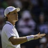 Sinner, Djokovic ko e finale a Wimbledon: "Vincere contro Nole è speciale". Poi la battuta sulle star in tribuna Sinner, Djokovic ko e finale a Wimbledon: "Vincere contro Nole è speciale". Poi la battuta sulle star in tribuna