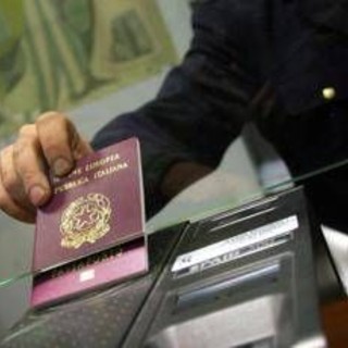 Migranti, scontro Italia-Spagna. Roma respinge ultimatum, Madrid ripristina controlli