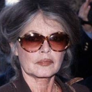 Brigitte Bardot resta ricoverata in ospedale, apprensione dei fan per la dive 91enne