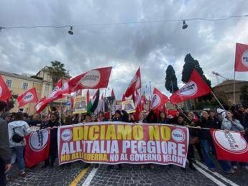 Referendum, a Roma corteo per il 'no': "Contro il governo e la guerra" Referendum, a Roma corteo per il 'no': "Contro il governo e la guerra"