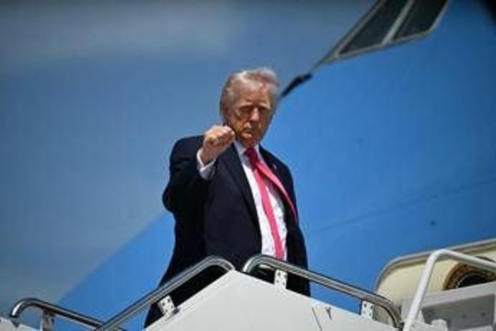 Iran-Usa, negoziati in bilico. Trump: "Accordo o distruggo tutto". Colpita e bloccata nave di Teheran