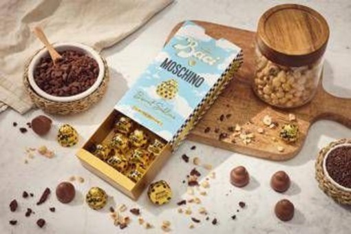 Baci Perugina, arriva la Limited Edition By Moschino, la moda incontra il gusto Baci Perugina, arriva la Limited Edition By Moschino, la moda incontra il gusto