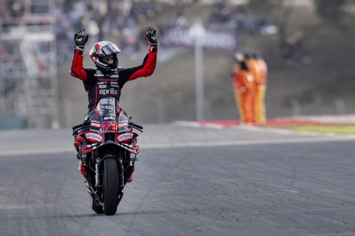 Bezzecchi vince a Valencia nell’ultima gara della stagione Bezzecchi vince a Valencia nell’ultima gara della stagione