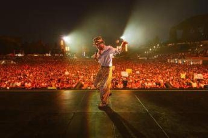 Jovanotti gladiatore col sorriso al Circo Massimo: "Il pessimismo è un lusso che non posso permettermi"