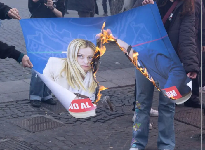 Corteo a Roma, bruciate immagini con Meloni e Nordio