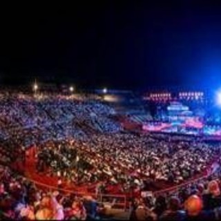 Carlo Conti, l'appello alla pace ai Tim Music Awards: &quot;Questi gli unici droni che ci piacciono&quot;