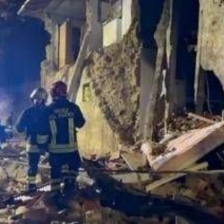 Arezzo, crolla una palazzina dopo un'esplosione: tre feriti gravi