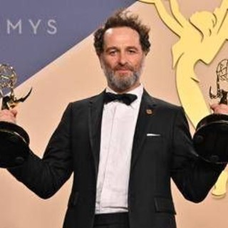 Emmy 2026, 14 premi a 'Widow's Bay'. Matthew Rhys e Jean Smart scrivono la storia Emmy 2026, 14 premi a 'Widow's Bay'. Matthew Rhys e Jean Smart scrivono la storia