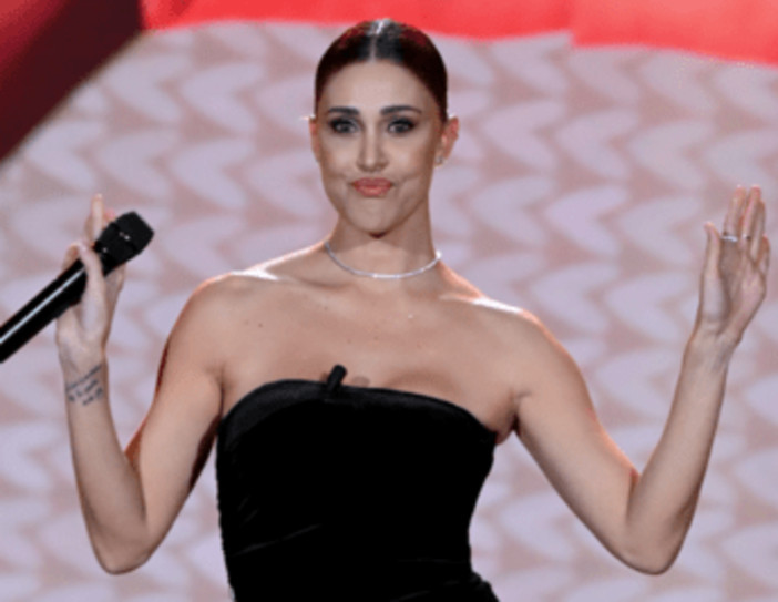 Belen Rodriguez, tra febbre e flebo: "Sono stata malissimo". Poi, il commento sul vaccino