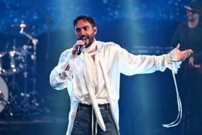 Marco Mengoni e la bimba di pochi mesi al concerto: &quot;Tua mamma è una pazza&quot;
