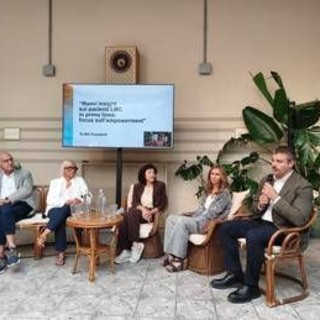 Leucemia mieloide cronica, l'indagine: "solo 1 paziente su 3 è a proprio agio nel porre domande all’ematologo" Leucemia mieloide cronica, l'indagine: "solo 1 paziente su 3 è a proprio agio nel porre domande all’ematologo"