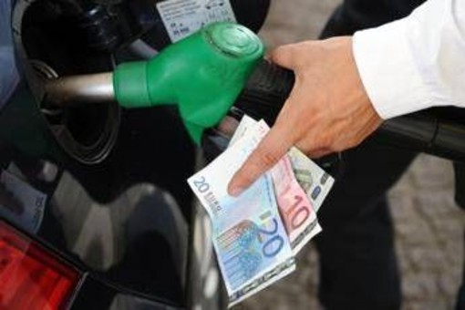 Prezzi carburanti ancora in calo, scendono costi benzina e diesel Prezzi carburanti ancora in calo, scendono costi benzina e diesel