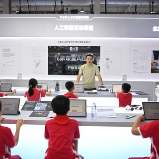 La Cina accelera sul digitale e introduce l’IA nelle scuole