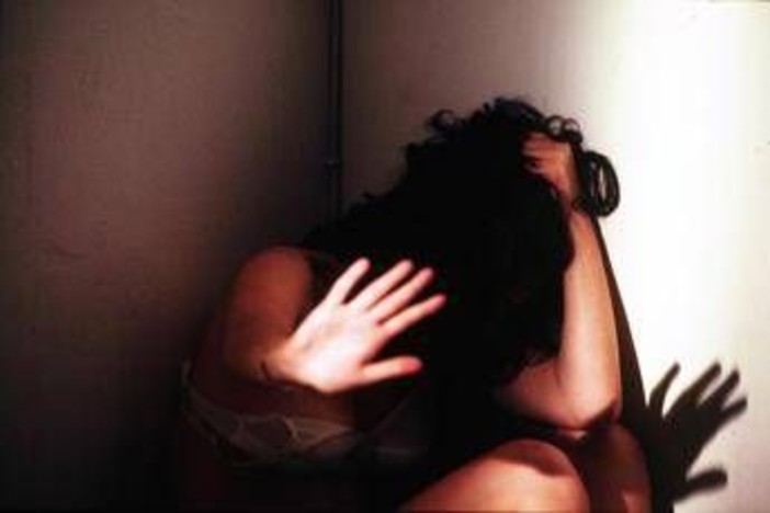 Fa violentare la madre disabile, arrestati figlia e compagno: filmati choc incastrano i responsabili