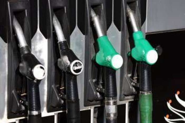 Caro carburanti, non si ferma la corsa dei prezzi: la benzina 'sfonda' 2 euro sulla rete stradale