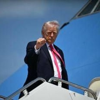 Iran-Usa, negoziati in bilico. Trump: "Accordo o distruggo tutto". Colpita e bloccata nave di Teheran