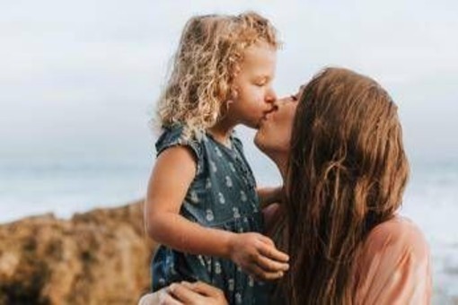Bonus mamme 2026, domande al via: contributo fino a 720 euro, a chi spetta e come richiederlo