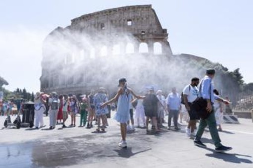 Caldo record in Italia, oggi 16 città da bollino rosso: sabato salgono a 19, poi arriva la svolta meteo Caldo record in Italia, oggi 16 città da bollino rosso: sabato salgono a 19, poi arriva la svolta meteo