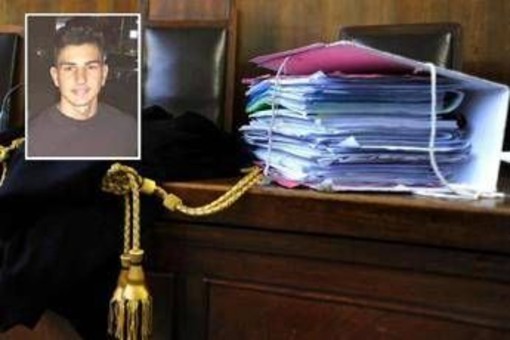 Uccise il padre per difendere la madre, è definitiva l'assoluzione per Alex Cotoia Uccise il padre per difendere la madre, è definitiva l'assoluzione per Alex Cotoia