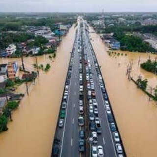 Thailandia e Indonesia travolte dal maltempo, devastata l'isola di Sumatra: decine di morti e dispersi