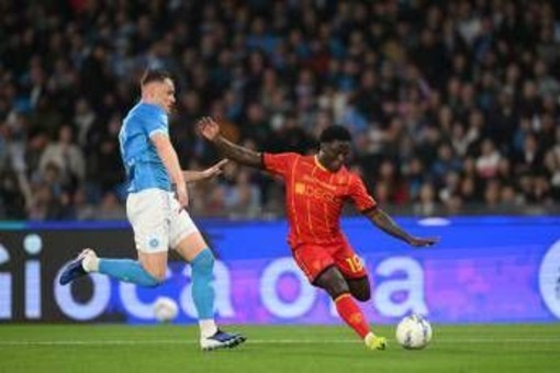 Napoli-Lecce, Banda si accascia a terra per un malore. Cos'è successo Napoli-Lecce, Banda si accascia a terra per un malore. Cos'è successo